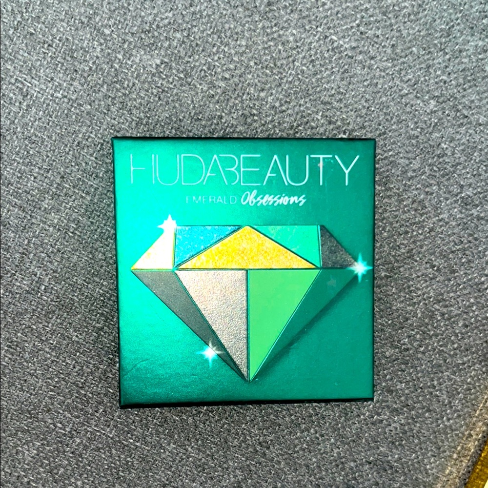 New HUDA BEAUTY Emerald Palette with Green and Yellow Hues